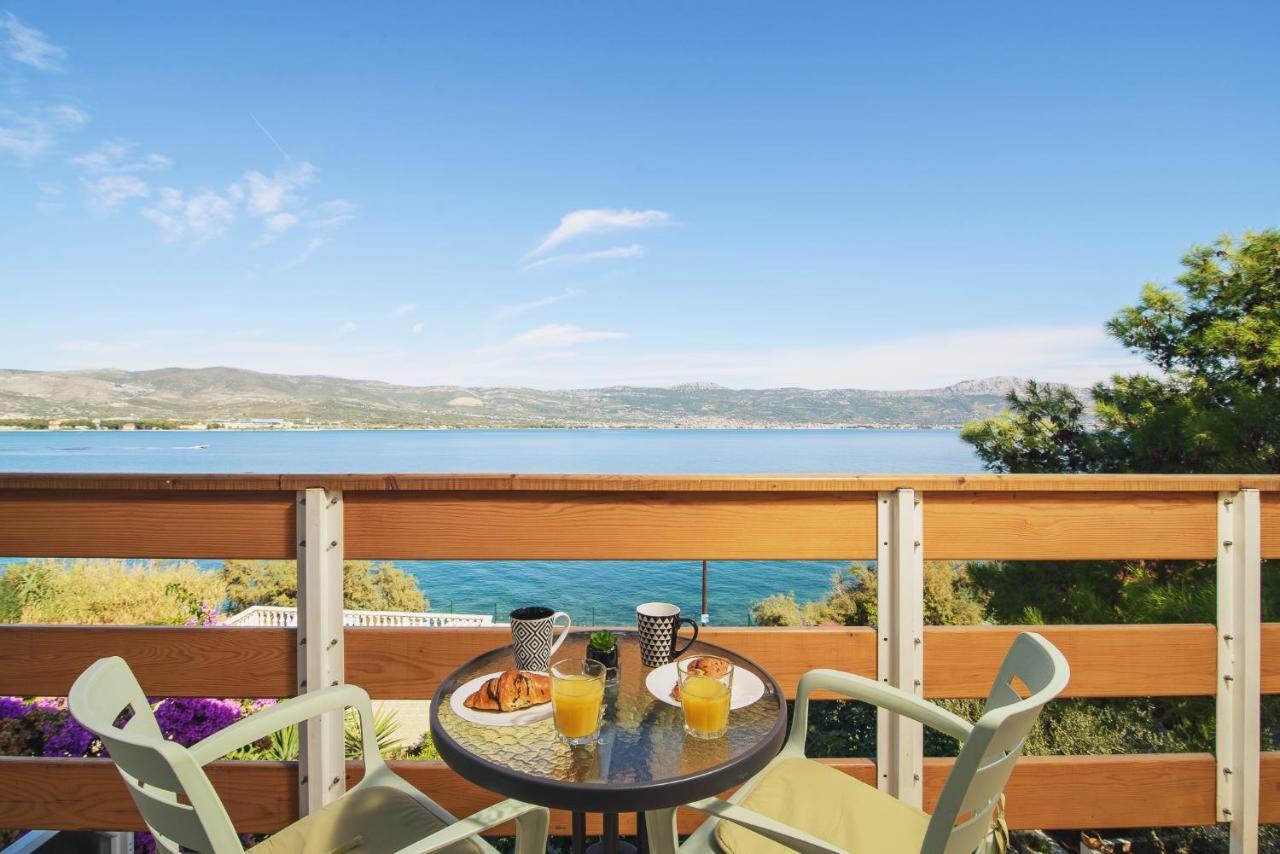Villa Bua - Beautiful Seafront Apartments Trogir Dış mekan fotoğraf
