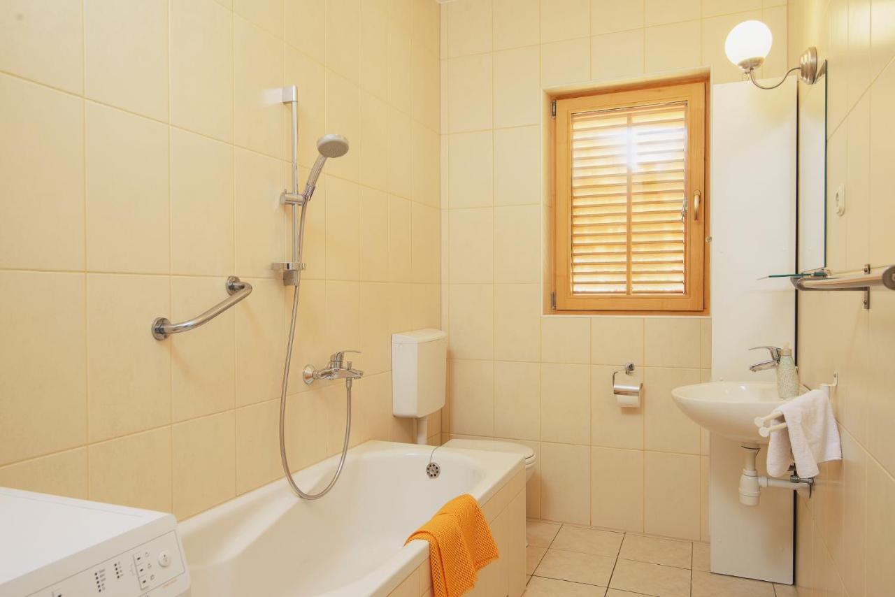 Villa Bua - Beautiful Seafront Apartments Trogir Dış mekan fotoğraf